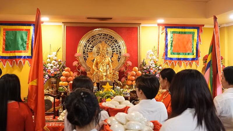 Dâng hương tưởng nhớ các Vua Hùng. (Ảnh: XUÂN HƯNG) Dâng hương tưởng nhớ các Vua Hùng. (Ảnh: XUÂN HƯNG)