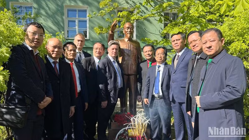 Các đại biểu chụp ảnh lưu niệm bên tượng Chủ tịch Hồ Chí Minh.