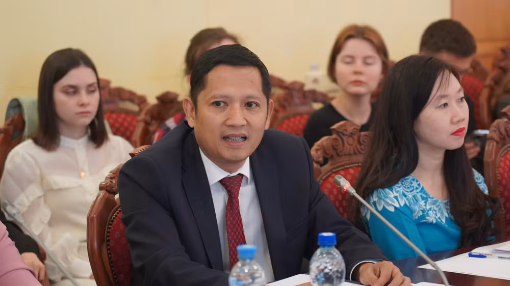 Tiến sĩ Nguyễn Quốc Hùng, Giám đốc Quỹ "Truyền thống và hữu nghị" chia sẻ về tình yêu tiếng Việt tại Tọa đàm. (Ảnh: XUÂN HƯNG)