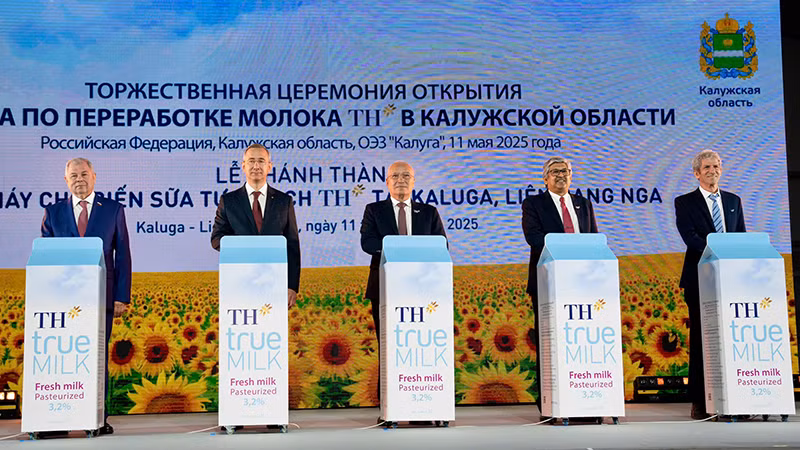 Nhấn nút khánh thành Nhà máy tại Kaluga.