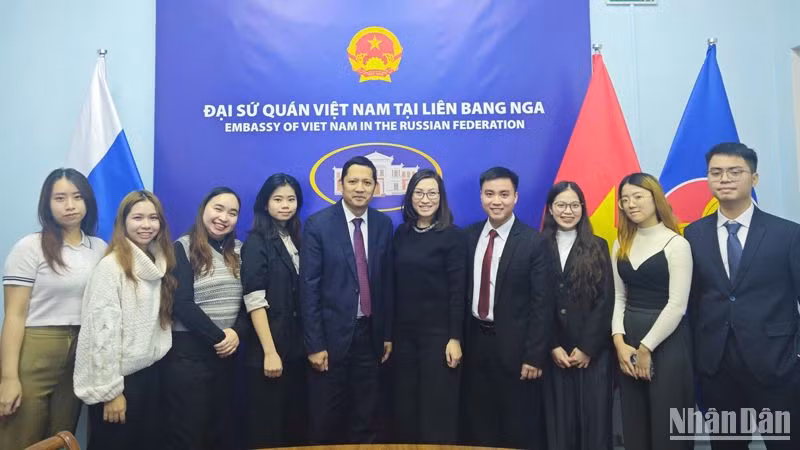 Đại diện Đại sứ quán Việt Nam, Quỹ thúc đẩy phát triển hợp tác Nga-Việt “Truyền thống và Hữu nghị” chụp ảnh lưu niệm cùng sinh viên đến từ tỉnh nghệ An đang học tập tại các trường đại học ở Moskva tại điểm cầu Liên bang Nga.