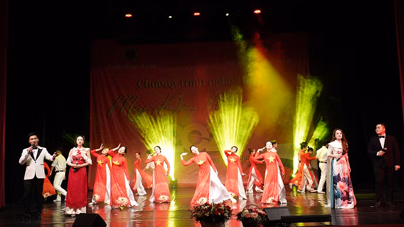 Tốp ca nam nữ biểu diễn ca khúc "Việt Nam ngàn năm gấm hoa". (Ảnh: XUÂN HƯNG) Tốp ca nam nữ biểu diễn ca khúc "Việt Nam ngàn năm gấm hoa". (Ảnh: XUÂN HƯNG)