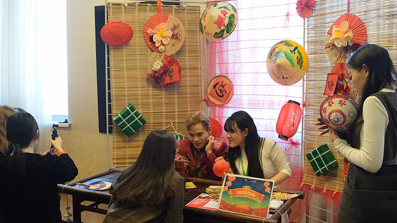 Khu vực giới thiệu các trò chơi dân gian. Khu vực giới thiệu các trò chơi dân gian.
