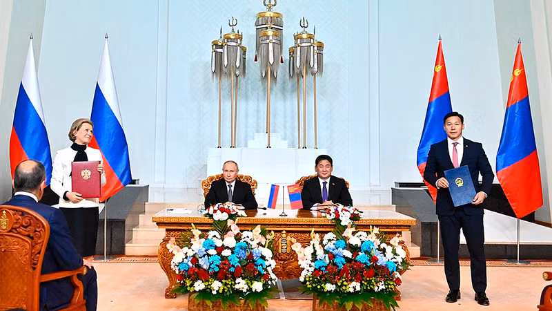 Ký kết các văn kiện hợp tác. (Ảnh KREMLIN.RU)