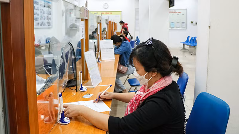 Lao động làm thủ tục về bảo hiểm thất nghiệp tại Trung tâm Dịch vụ việc làm Hà Nội. (Ảnh: Thủy Nguyên)
