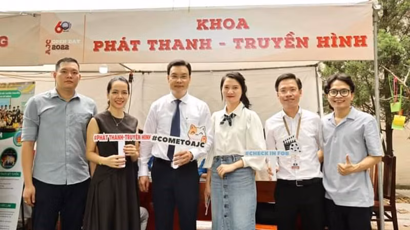 Các đại biểu tại các gian tuyển sinh tại AJC Open Day 2022. (Ảnh: ajc.hcma.vn) 