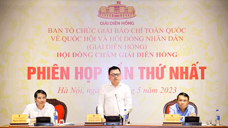 Ủy viên Trung ương Đảng, Tổng Biên tập Báo Nhân Dân, Phó Trướng ban Tuyên giáo Trung ương, Chủ tịch Hội Nhà báo Việt Nam - Chủ tịch Hội đồng chấm giải Chung khảo Lê Quốc Minh Phát biểu tại phiên họp. (Ảnh: Minh Thành)