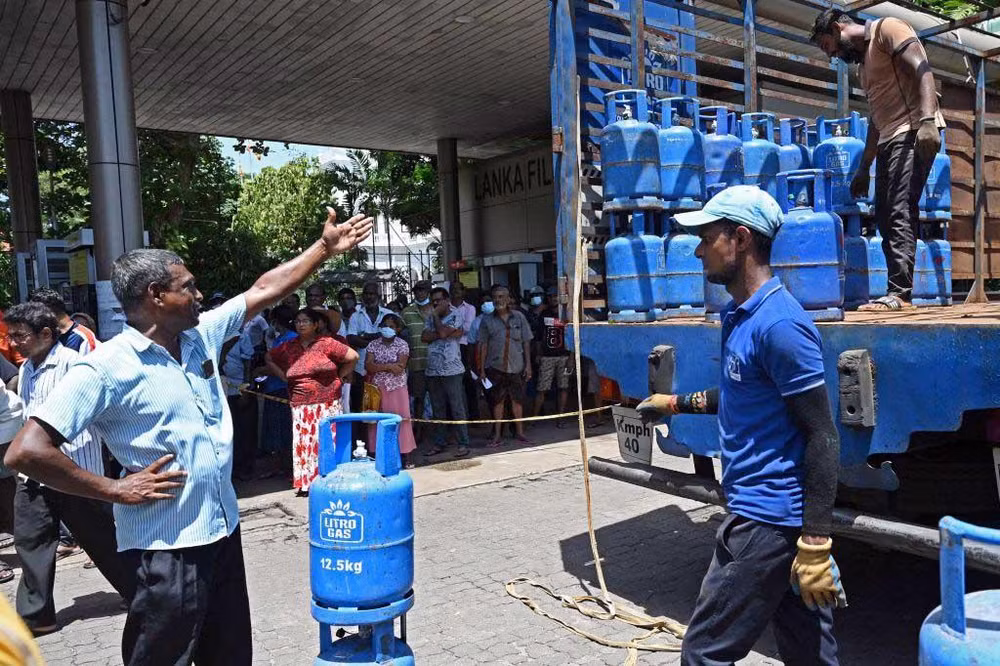 Người dân Sri Lanka chờ mua nhiên liệu. (Ảnh: VISION TIMES)