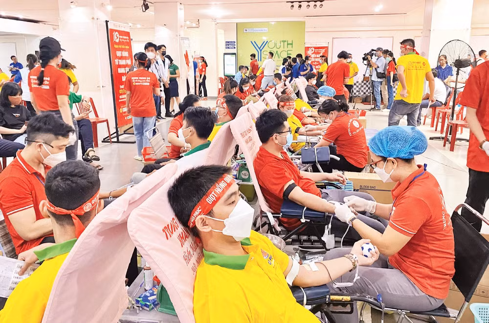 Đông đảo bạn trẻ hiến máu tình nguyện tại chương trình “Hành trình đỏ” lần thứ 10 năm 2022.
