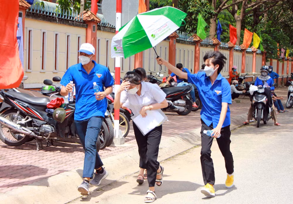Tình nguyện viên chương trình “Tiếp sức mùa thi” năm 2022 hỗ trợ thí sinh tại các điểm thi ở thành phố Thủ Dầu Một (tỉnh Bình Dương). Tình nguyện viên chương trình “Tiếp sức mùa thi” năm 2022 hỗ trợ thí sinh tại các điểm thi ở thành phố Thủ Dầu Một (tỉnh Bình Dương).