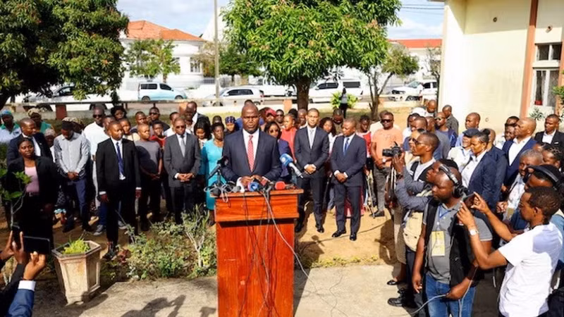 Ông Daniel Chapo, ứng cử viên tổng thống của đảng cầm quyền Frelimo phát biểu trước giới truyền thông sau khi bỏ phiếu trong cuộc tổng tuyển cử tại Inhambane, miền nam Mozambique, ngày 9/10. (Ảnh: Reuters)