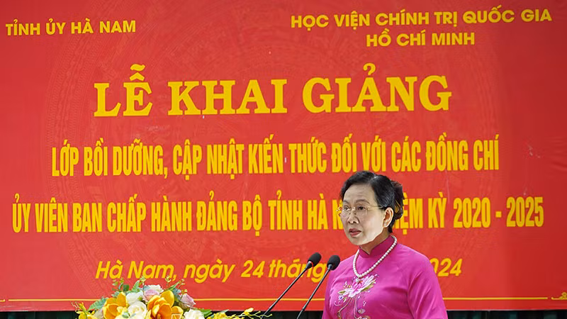 Đồng chí Lê Thị Thủy, Ủy viên Trung ương Đảng, Bí thư Tỉnh ủy, Chủ tịch HĐND phát biểu tại Lễ khai giảng.