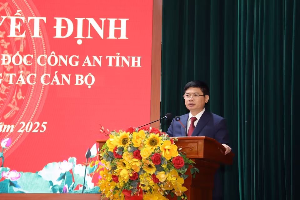 Đồng chí Trương Quốc Huy - Phó Bí thư Tỉnh ủy, Chủ tịch Ủy ban nhân dân tỉnh, Trưởng Đoàn đại biểu Quốc hội phát biểu tại hội nghị.