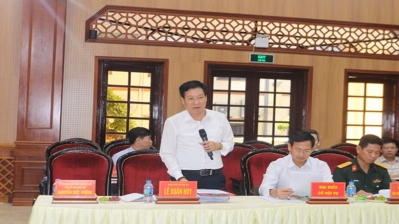 Lãnh đạo Sở Nội vụ Hà Nam trình bày báo cáo tại hội nghị.