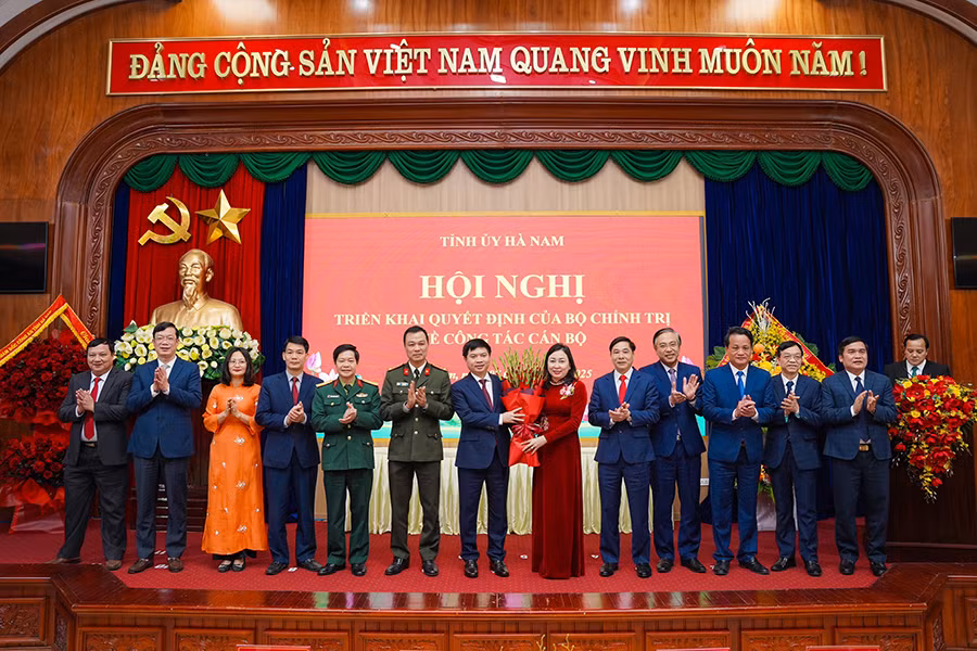Các đồng chí lãnh đạo tỉnh Hà Nam tặng hoa, chúc mừng đồng chí Bí thư Tỉnh ủy.