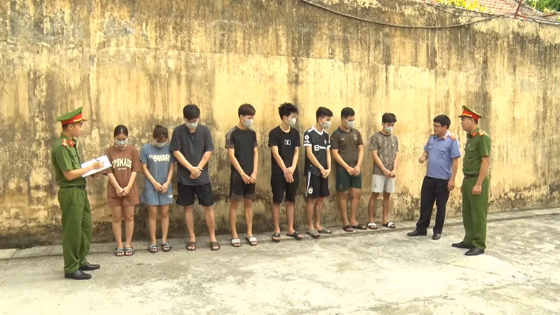 Cơ quan chức năng lấy lời khai các đối tượng.