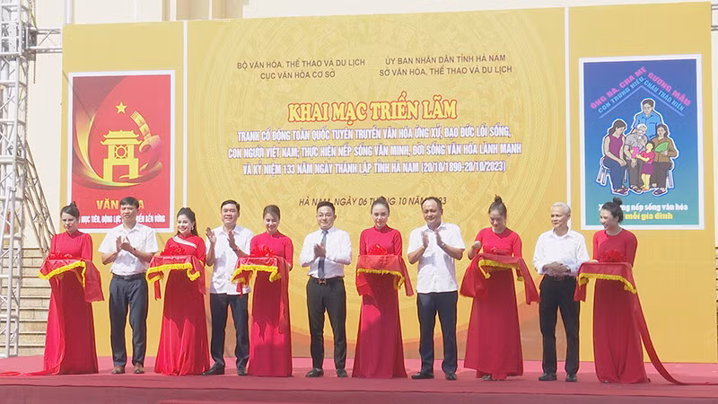 Các đại biểu cắt băng khai mạc triển lãm.