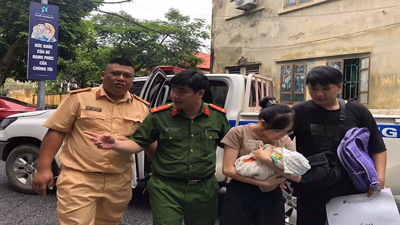 Thiếu tá Phạm Duy Anh và đồng đội đưa cháu Khang cùng gia đình nhanh chóng đến Bệnh viện đa khoa tỉnh Hà Nam cấp cứu.