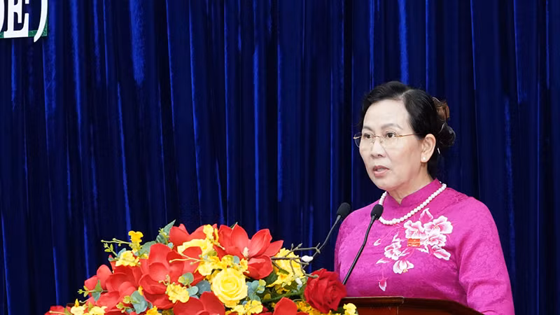 Đồng chí Lê Thị Thủy, Bí thư Tỉnh ủy, Chủ tịch Hội đồng nhân dân tỉnh Hà Nam phát biểu bế mạc kỳ họp. Đồng chí Lê Thị Thủy, Bí thư Tỉnh ủy, Chủ tịch Hội đồng nhân dân tỉnh Hà Nam phát biểu bế mạc kỳ họp.