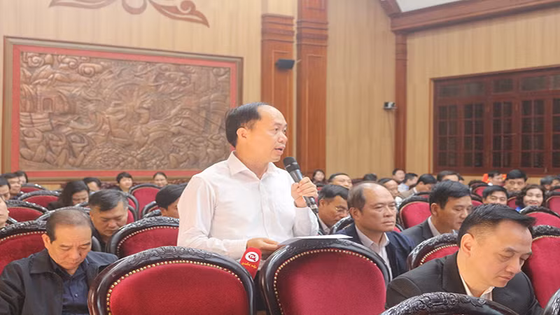 Đại diện cử tri ngành Tài nguyên Môi trường phát biểu ý kiến tại hội nghị.