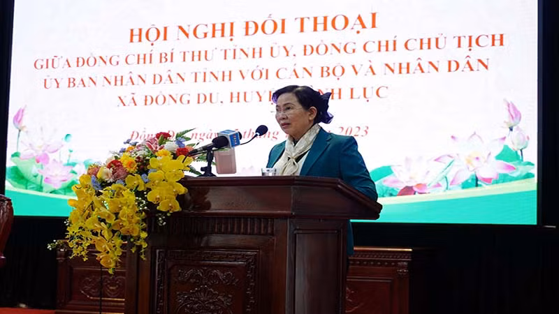 Đồng chí Lê Thị Thủy, Ủy viên Trung ương Đảng, Bí thư Tỉnh ủy Hà Nam phát biểu tại Hội nghị đối thoại.