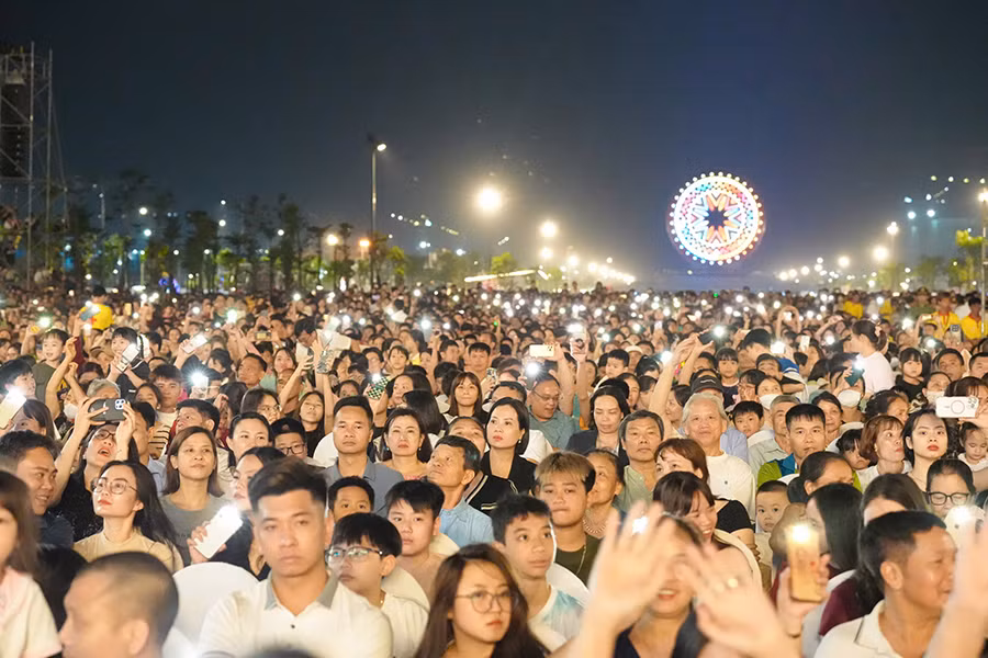 Đông đảo du khách và nhân dân về tham dự Lễ khai mạc Tuần Văn hóa, Du lịch Hà Nam 2025. Đông đảo du khách và nhân dân về tham dự Lễ khai mạc Tuần Văn hóa, Du lịch Hà Nam 2025.