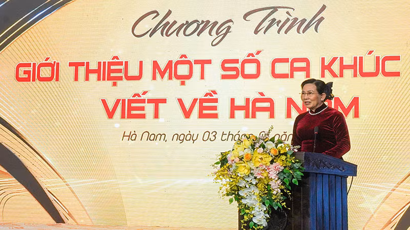 Đồng chí Lê Thị Thủy, Ủy viên Trung ương Đảng, Bí thư Tỉnh ủy Hà Nam phát biểu tại chương trình.
