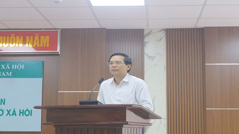 Đồng chí Phó Chủ tịch Ủy ban nhân dân tỉnh Hà Nam phát biểu tại hội nghị.