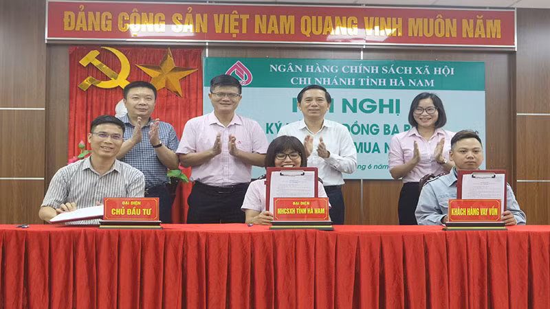 Đại diện các đơn vị và khách hàng vay vốn ký kết hợp đồng ba bên.