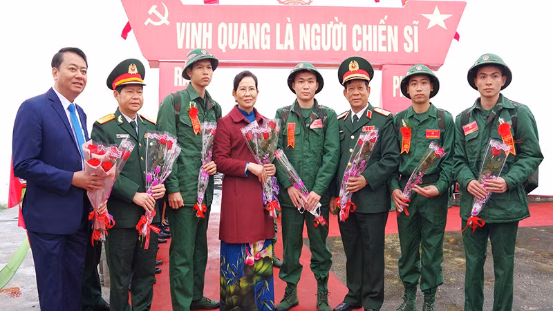 Đồng chí Bí thư Tỉnh ủy Hà Nam tặng hoa, động viên các thanh niên lên đường nhập ngũ.