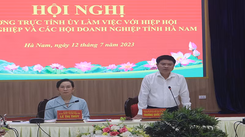 Các đồng chí Thường trực tỉnh ủy Hà Nam chủ trì hội nghị.