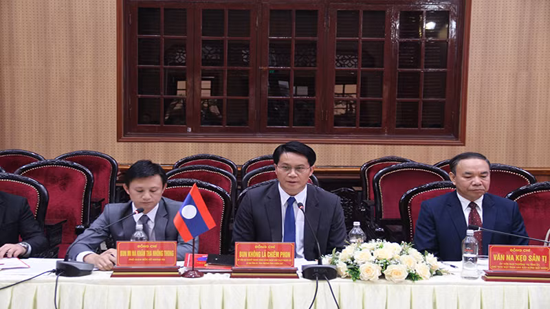 Đồng chí Bounkhong Lachiemphone, Bí thư Tỉnh ủy, Tỉnh trưởng tỉnh Oudomxay (nước Cộng hòa Dân chủ Nhân dân Lào) phát biểu tại hội nghị.