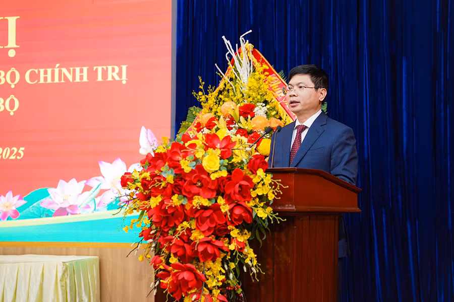 Đồng chí Trương Quốc Huy, Bí thư Tỉnh ủy, Chủ tịch Ủy ban nhân dân tỉnh, Trưởng đoàn đại biểu Quốc hội tỉnh Hà Nam phát biểu nhận nhiệm vụ.