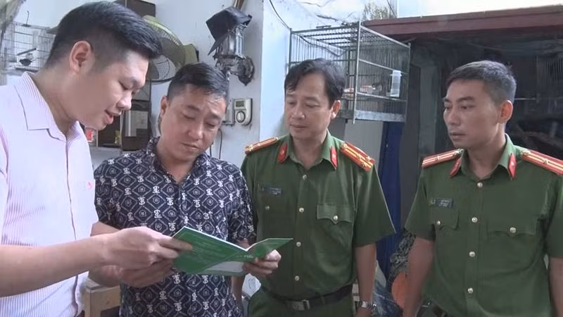 Các cán bộ chiến sĩ công an và cán bộ Ngân hàng Chính sách xã hội hướng dẫn thủ tục vay vốn.