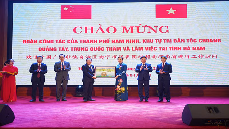 Lãnh đạo tỉnh Hà Nam tặng quà lưu niệm lãnh đạo thành phố Nam Ninh, khu tự trị dân tộc Choang tỉnh Quảng Tây, Trung Quốc.