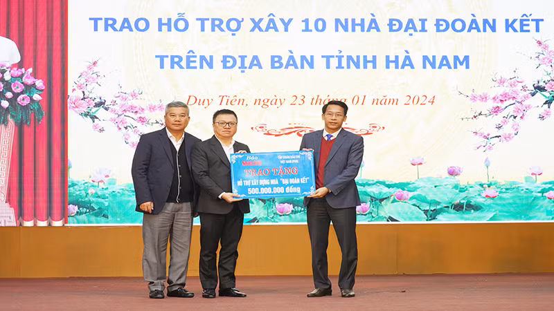 Lãnh đạo Báo Nhân Dân và Tập đoàn dầu khí Việt Nam trao hỗ trợ xây 10 nhà Đại đoàn kết cho tỉnh Hà Nam.