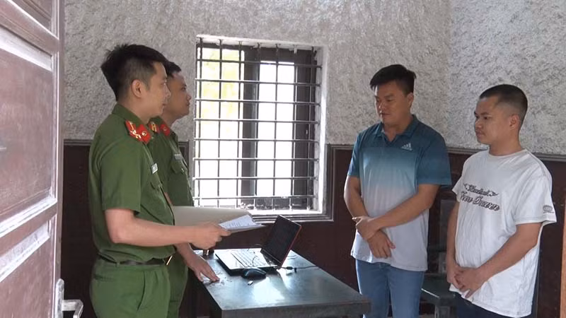 Hai đối tượng mua bán trái phép hóa đơn và trốn thuế.