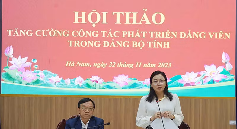 Đồng chí Đinh Thị Lụa, Phó Bí thư Thường trực Tỉnh ủy Hà Nam phát biểu chỉ đạo tại hội thảo.