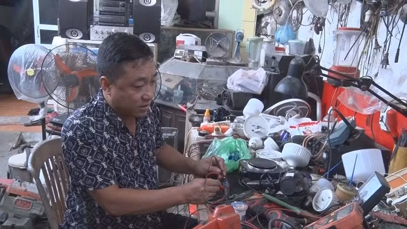Cửa hàng sửa chữa điện tử của anh Nguyễn Văn Hà.