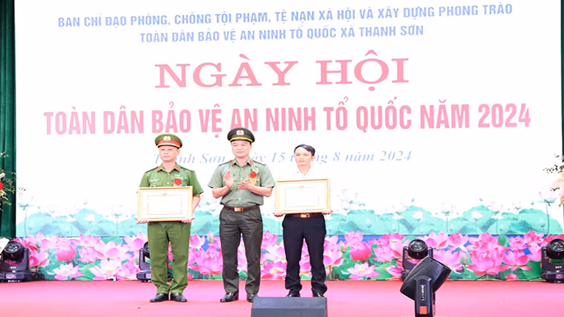 Đồng chí Giám đốc Công an tỉnh Hà Nam Tô Anh Dũng trao Giấy khen của Giám đốc Công an tỉnh cho các tập thể và cá nhân. Đồng chí Giám đốc Công an tỉnh Hà Nam Tô Anh Dũng trao Giấy khen của Giám đốc Công an tỉnh cho các tập thể và cá nhân.