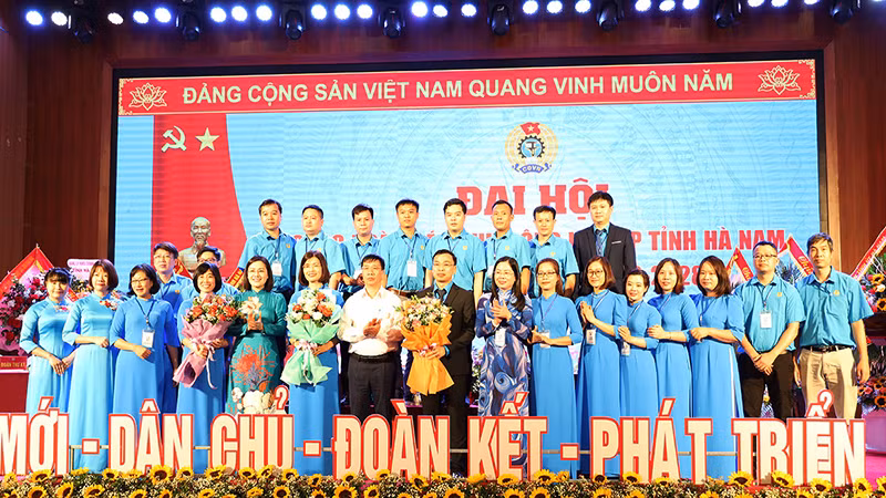 Các đồng chí lãnh đạo Liên đoàn tỉnh Hà Nam tặng hoa chúc mừng Ban Chấp hành Công đoàn các khu công nghiệp tỉnh Hà Nam nhiệm kỳ 2023-2028.
