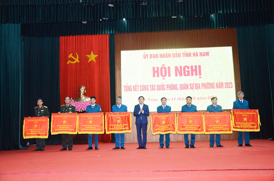 Đồng chí Phó Chủ tịch Ủy ban nhân dân tỉnh Hà Nam trao cờ thi đua cho các đơn vị. Đồng chí Phó Chủ tịch Ủy ban nhân dân tỉnh Hà Nam trao cờ thi đua cho các đơn vị.