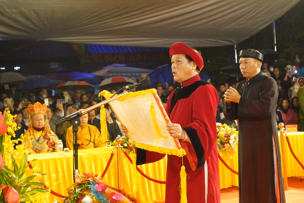 Đại diện bô lão trong xã Trần Hưng Đạo đọc văn trình tại buổi lễ. Đại diện bô lão trong xã Trần Hưng Đạo đọc văn trình tại buổi lễ.