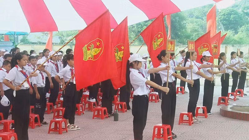 Các em học sinh đón chào năm học mới.
