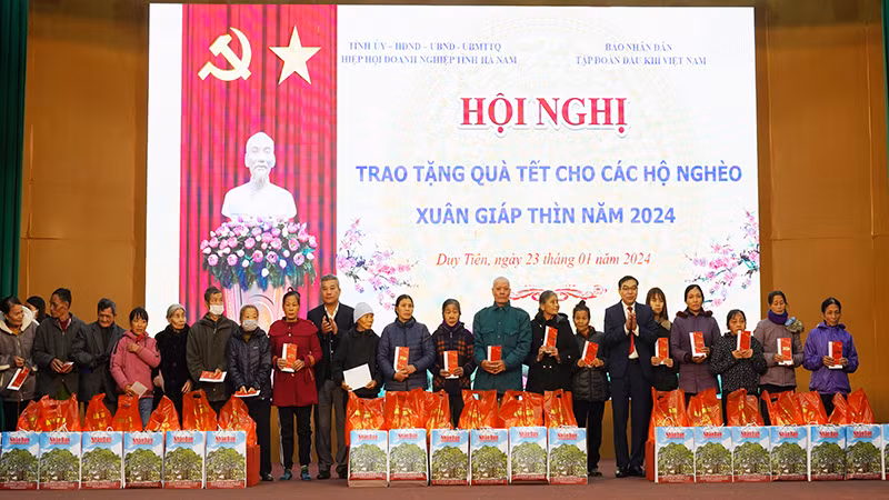 Lãnh đạo Tập đoàn Dầu khí Việt Nam và thị xã Duy Tiên trao tặng quà Tết cho các hộ nghèo của thị xã Duy Tiên.