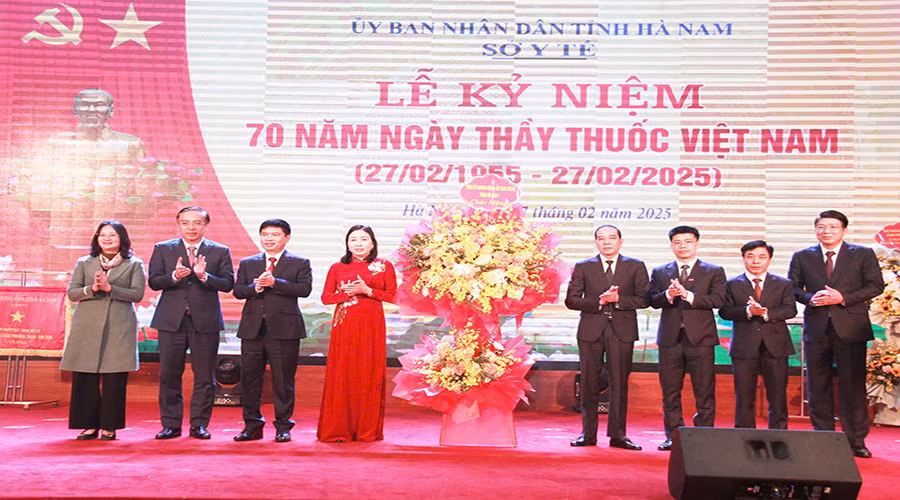 Các đồng chí lãnh đạo tỉnh Hà Nam tặng lẵng hoa chúc mừng cán bộ, nhân viên ngành y tế nhân dịp kỷ niệm 70 năm Ngày Thầy thuốc Việt Nam.