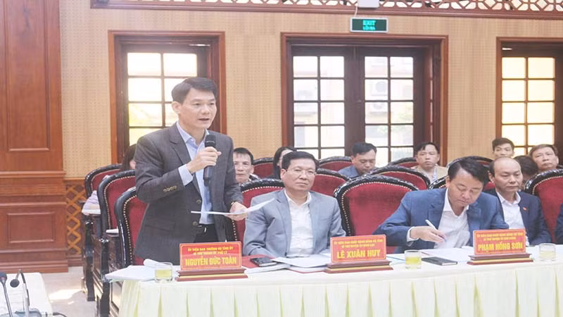 Đồng chí Nguyễn Đức Toàn, Bí thư Thành ủy Phủ Lý phát biểu ý kiến về công tác phát triển đảng viên.