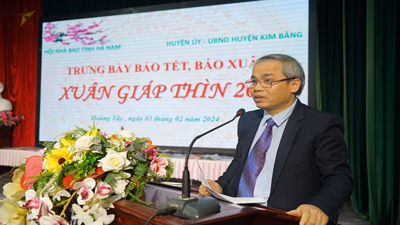 Đồng chí Nguyễn Văn Vĩnh, Phó Tổng Biên tập Báo Hà Nam, Phó Chủ tịch Thường trực Hội Nhà báo Hà Nam phát biểu khai mạc trưng bày. Đồng chí Nguyễn Văn Vĩnh, Phó Tổng Biên tập Báo Hà Nam, Phó Chủ tịch Thường trực Hội Nhà báo Hà Nam phát biểu khai mạc trưng bày.