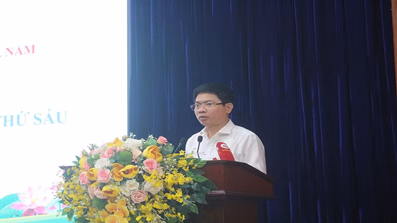 Đồng chí Trương Quốc Huy, Phó Bí thư Tỉnh ủy, Chủ tịch UBND tỉnh, Trưởng đoàn Đại biểu Quốc hội tỉnh phát biểu kết luận hội nghị. Đồng chí Trương Quốc Huy, Phó Bí thư Tỉnh ủy, Chủ tịch UBND tỉnh, Trưởng đoàn Đại biểu Quốc hội tỉnh phát biểu kết luận hội nghị.
