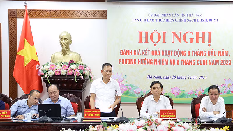 Đồng chí Lê Hùng Sơn Phó Tổng Giám đốc Bảo hiểm xã hội Việt Nam phát biểu tại hội nghị.